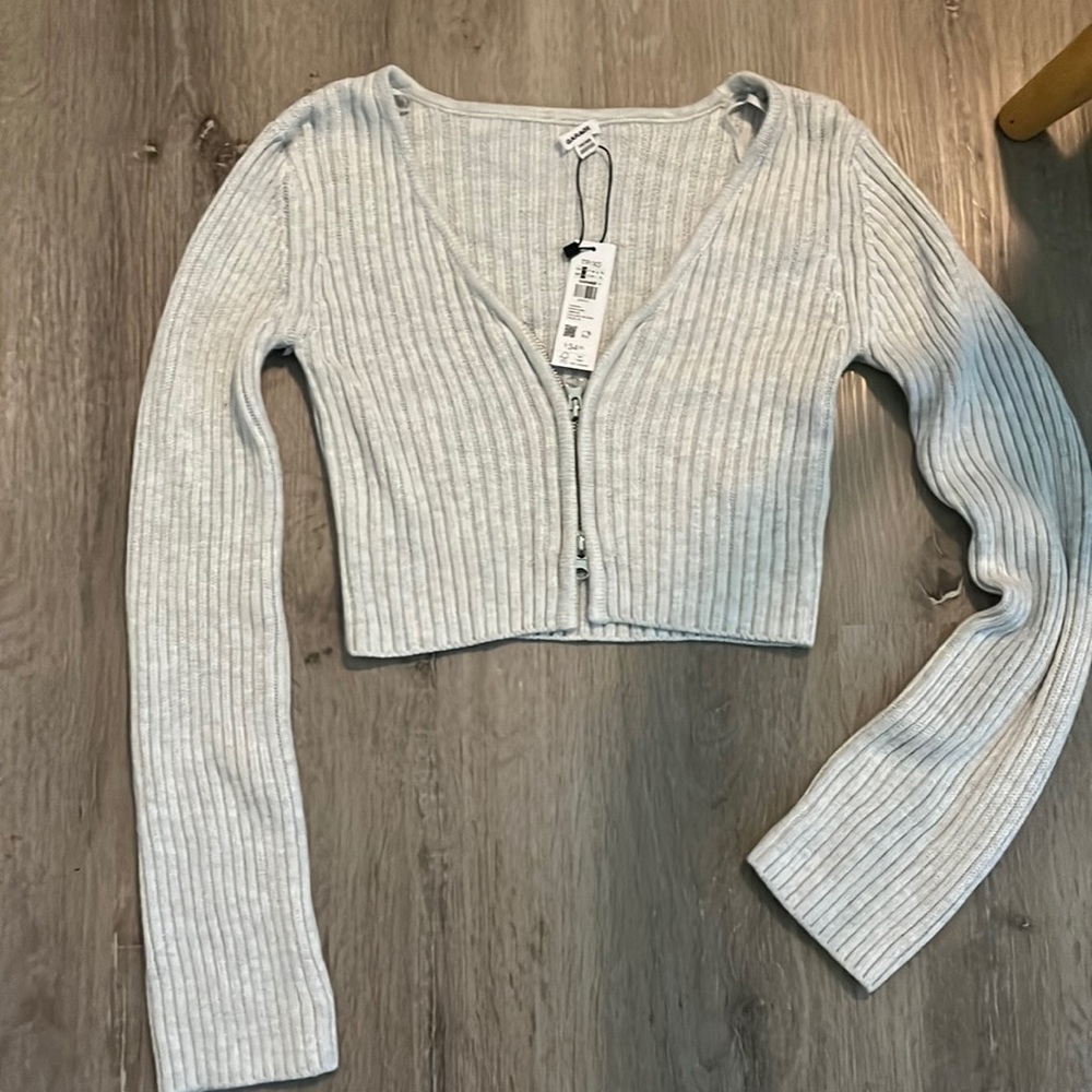 Light grey cropped sweater with zipper